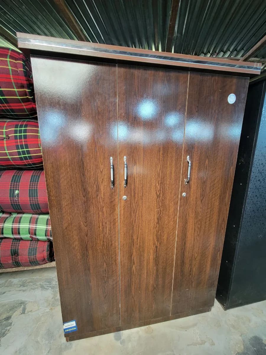 ৩-পাল্লার আলমারি